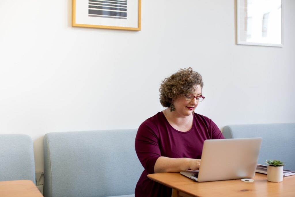 How to build a winning remote engineering team. Women in front of her laptop.
