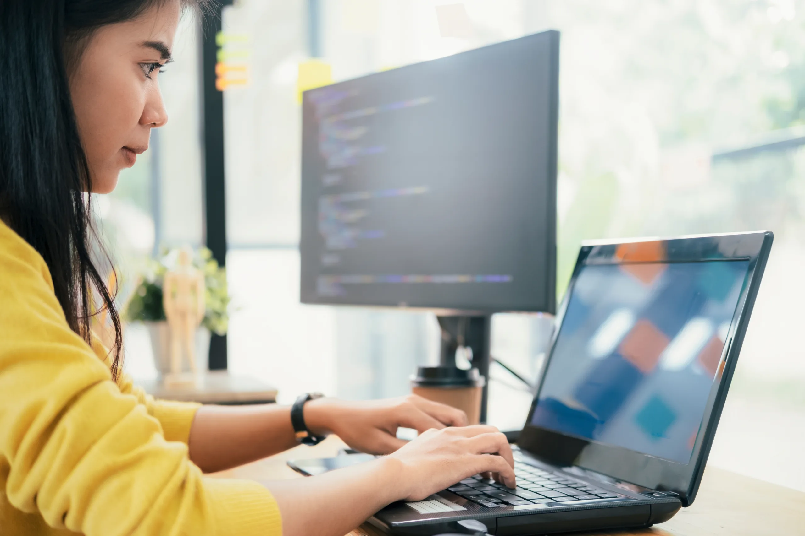 Engineering Manager vs Senior Engineering Manager: differences and how to level up your career.